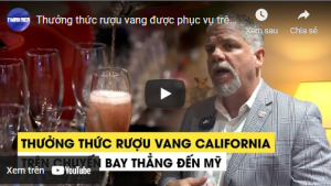 Thưởng thức rượu vang được phục vụ trên chuyến bay thẳng từ Việt Nam tới Mỹ